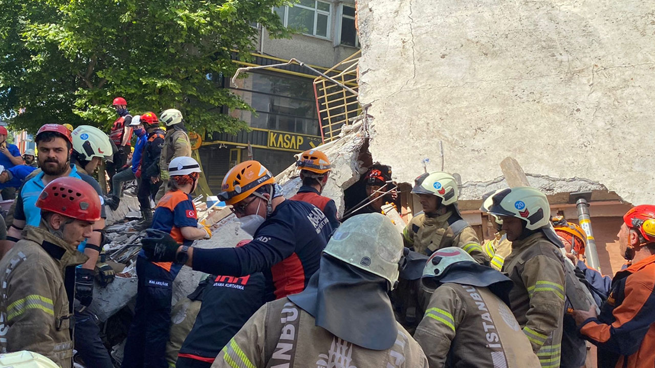 İstanbul  Küçükçekmece'de bina çöktü! Olay yerinden ilk görüntüler