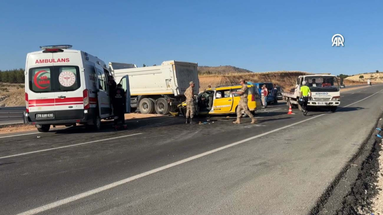 Kilis'te korkunç kaza: 2 ölü 8 yaralı