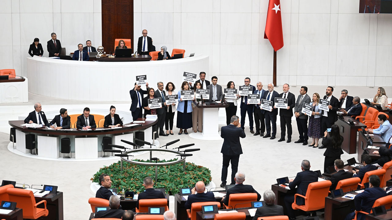 Önder Aksakal'dan TBMM kürsüsünü işgal eden DEM'lilere sert tepki