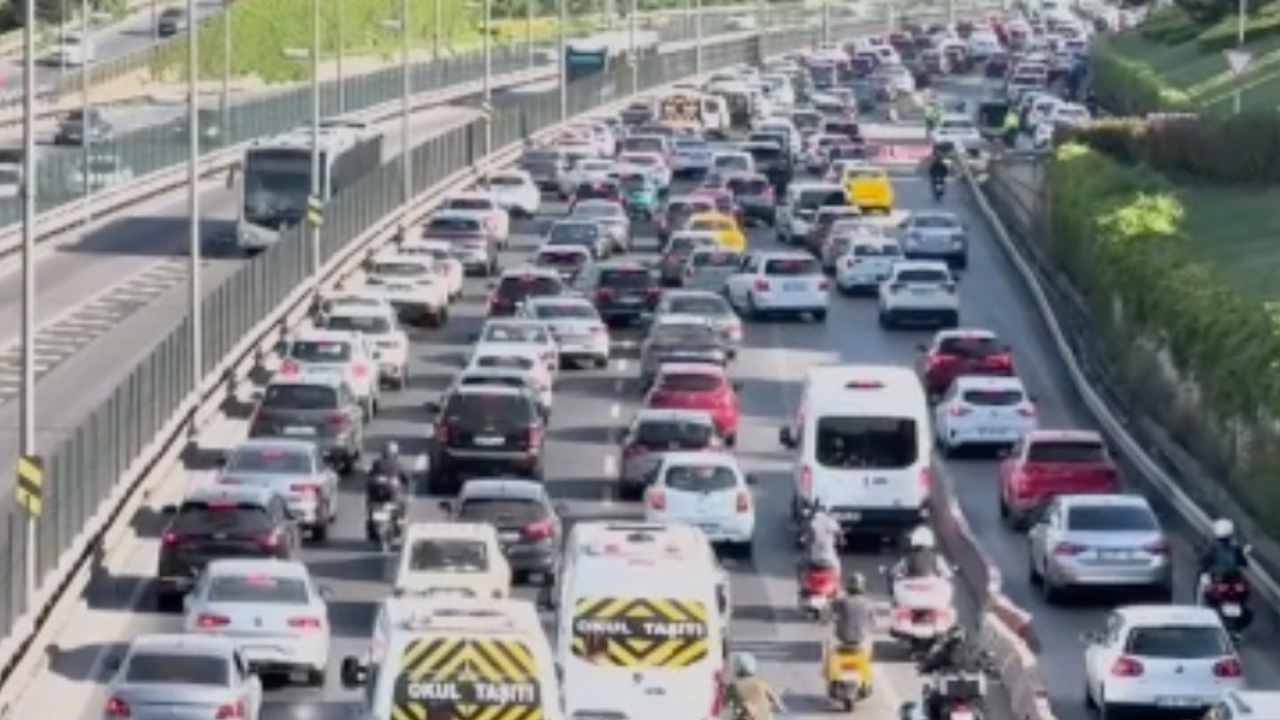 İstanbul'da haftanın üçüncü iş günü trafik yoğunluğu yaşanıyor