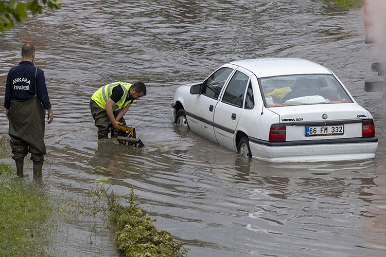 Ankara'da sağanak nedeniyle çok sayıda araç suda kaldı