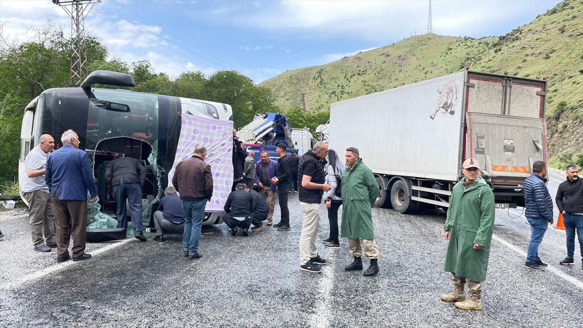 Bitlis'te feci kaza! Yolcu otobüsü ile tır çarpıştı: Ölü ve yaralılar var