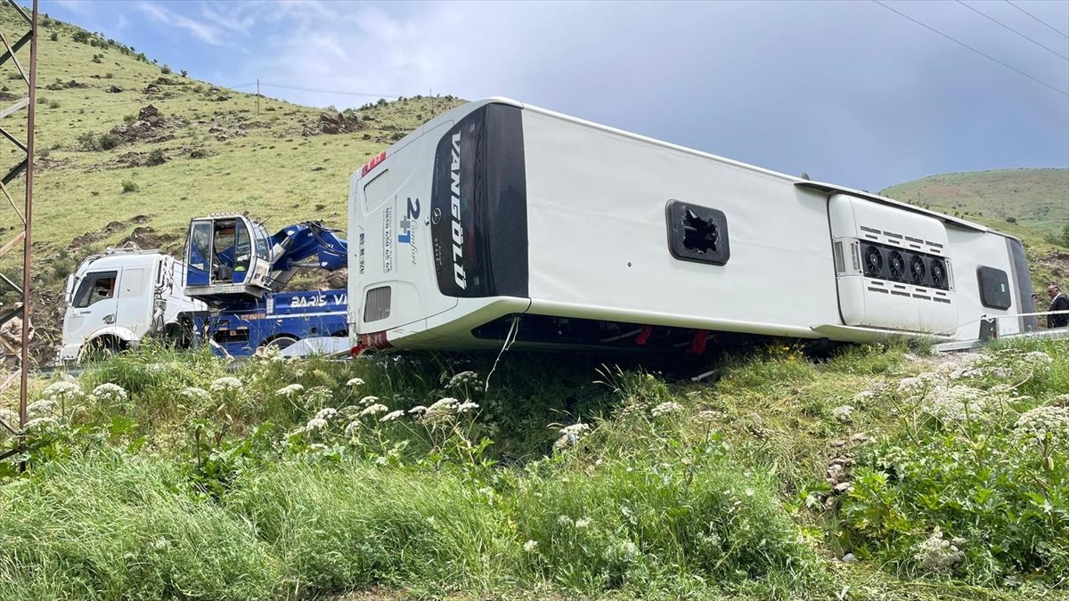 Bitlis'te feci kaza! Yolcu otobüsü ile tır çarpıştı: Ölü ve yaralılar var