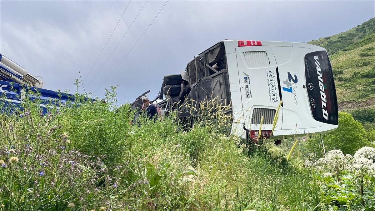 Bitlis'te feci kaza! Yolcu otobüsü ile tır çarpıştı: Ölü ve yaralılar var