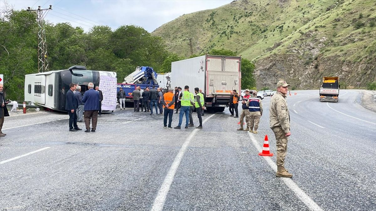 Bitlis'te feci kaza! Yolcu otobüsü ile tır çarpıştı: Ölü ve yaralılar var