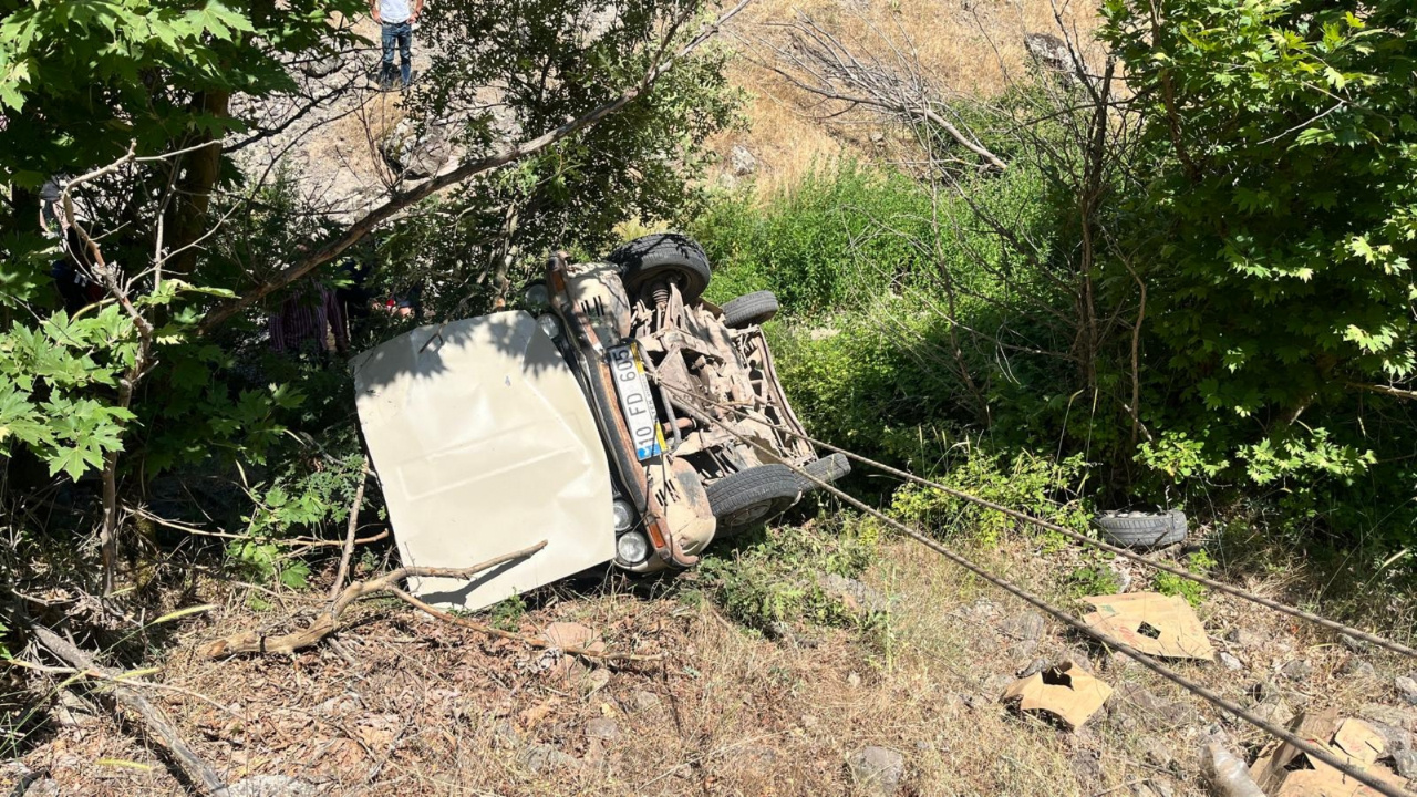 Balıkesir'de otomobil şarampole yuvarlandı: 1 ölü