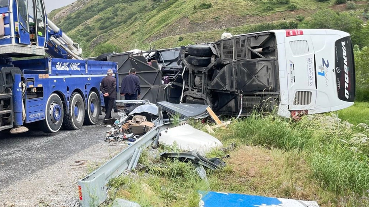 Bitlis'te feci kaza! Yolcu otobüsü ile tır çarpıştı: Ölü ve yaralılar var