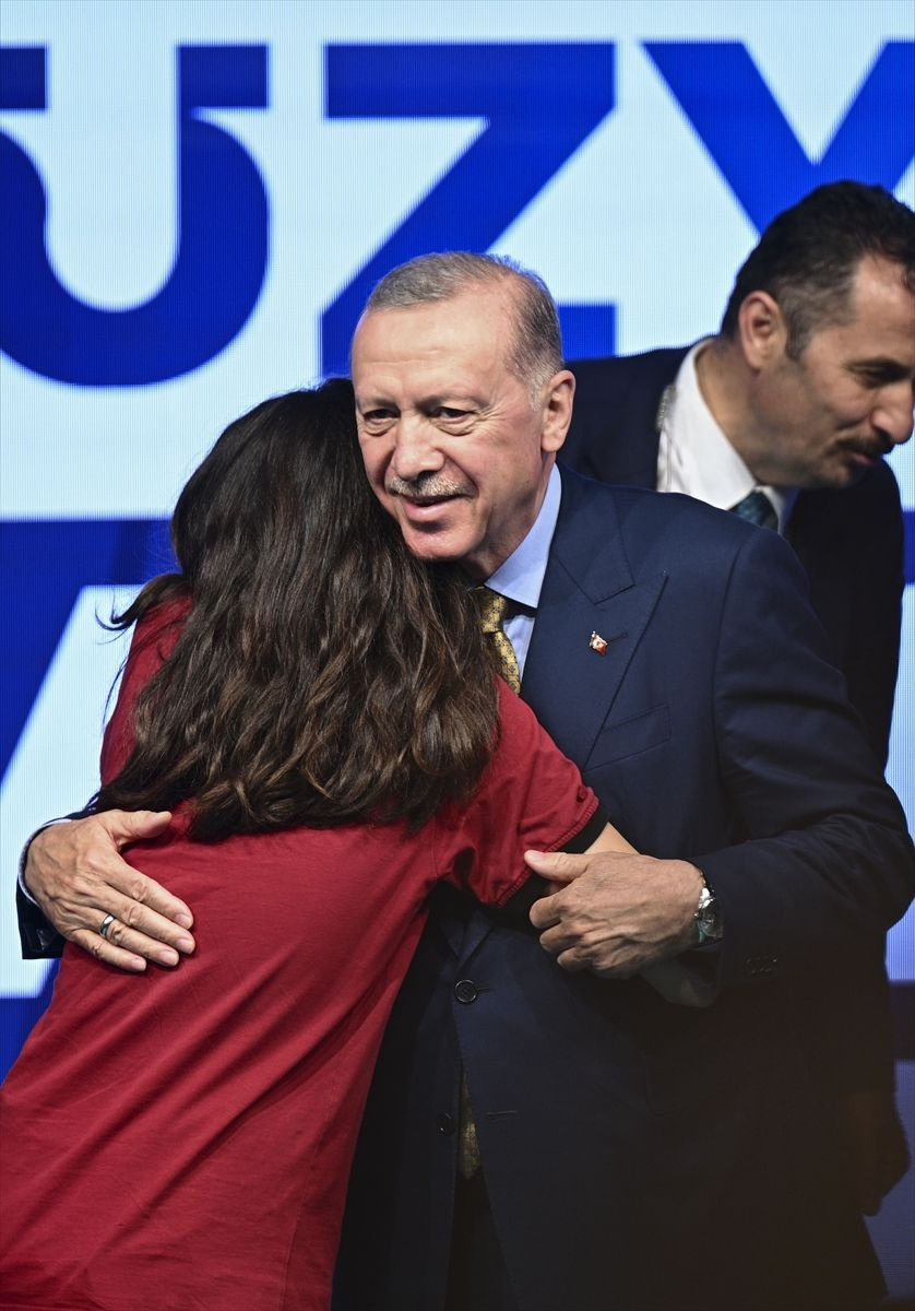 Koşarak Erdoğan'a sarılan kızla ilgili ilginç gerçek: Nihal ve Bahar Candan'ın kardeşi çıktı