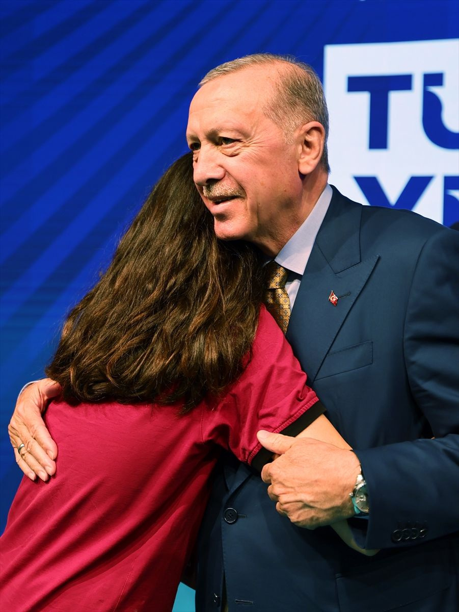 Koşarak Erdoğan'a sarılan kızla ilgili ilginç gerçek: Nihal ve Bahar Candan'ın kardeşi çıktı