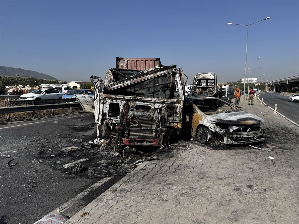 İzmir'de 3 araç kaza sonrası alev alev yandı! 5 kişi...