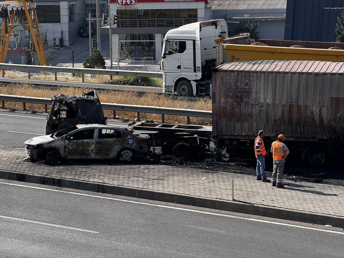 İzmir'de 3 araç kaza sonrası alev alev yandı! 5 kişi...