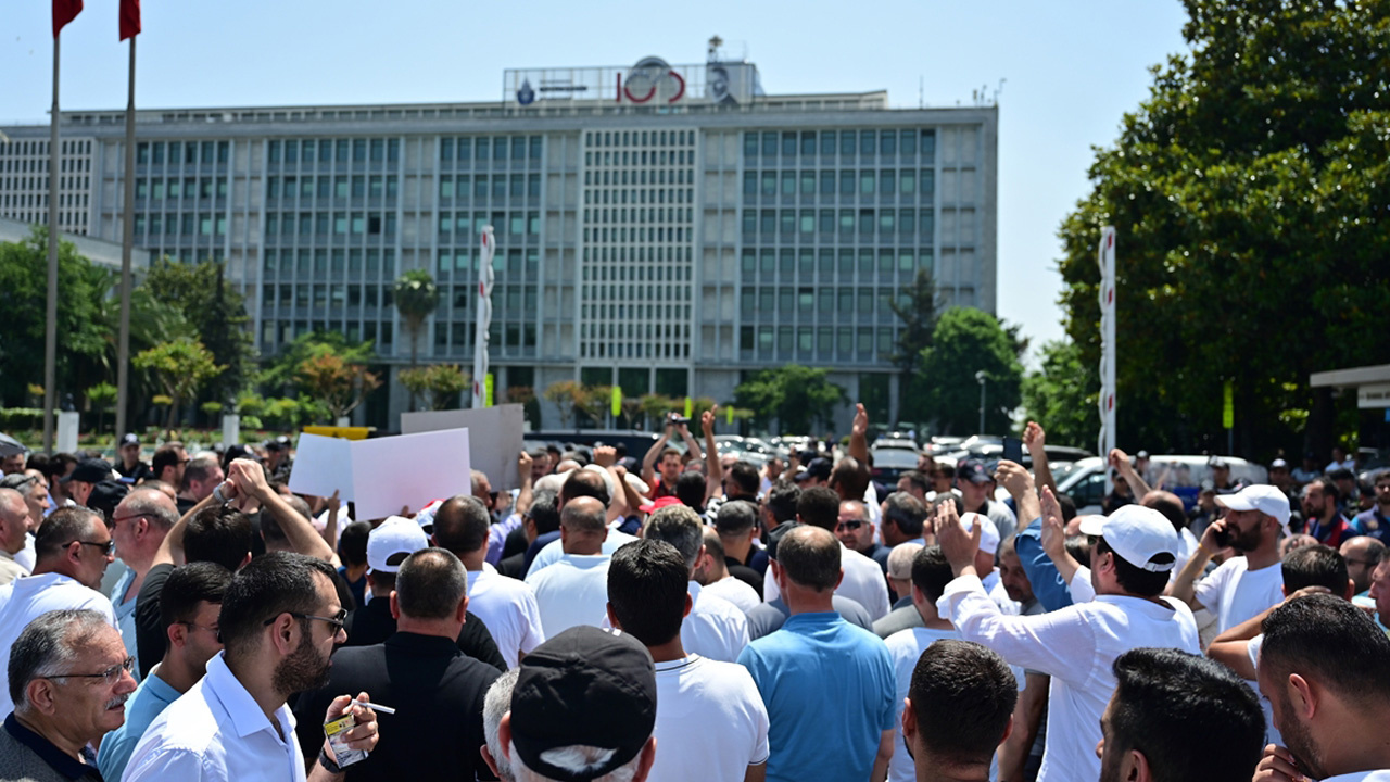 İETT'ye bağlı özel halk otobüsü sahiplerinden İBB binası önünde protesto