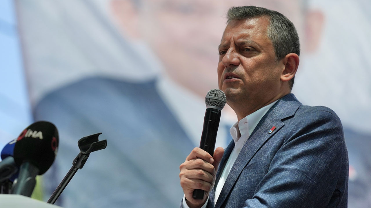 CHP Genel Başkanı Özgür Özel, Sinan Ateş'in eşini ve kızlarını kabul etti