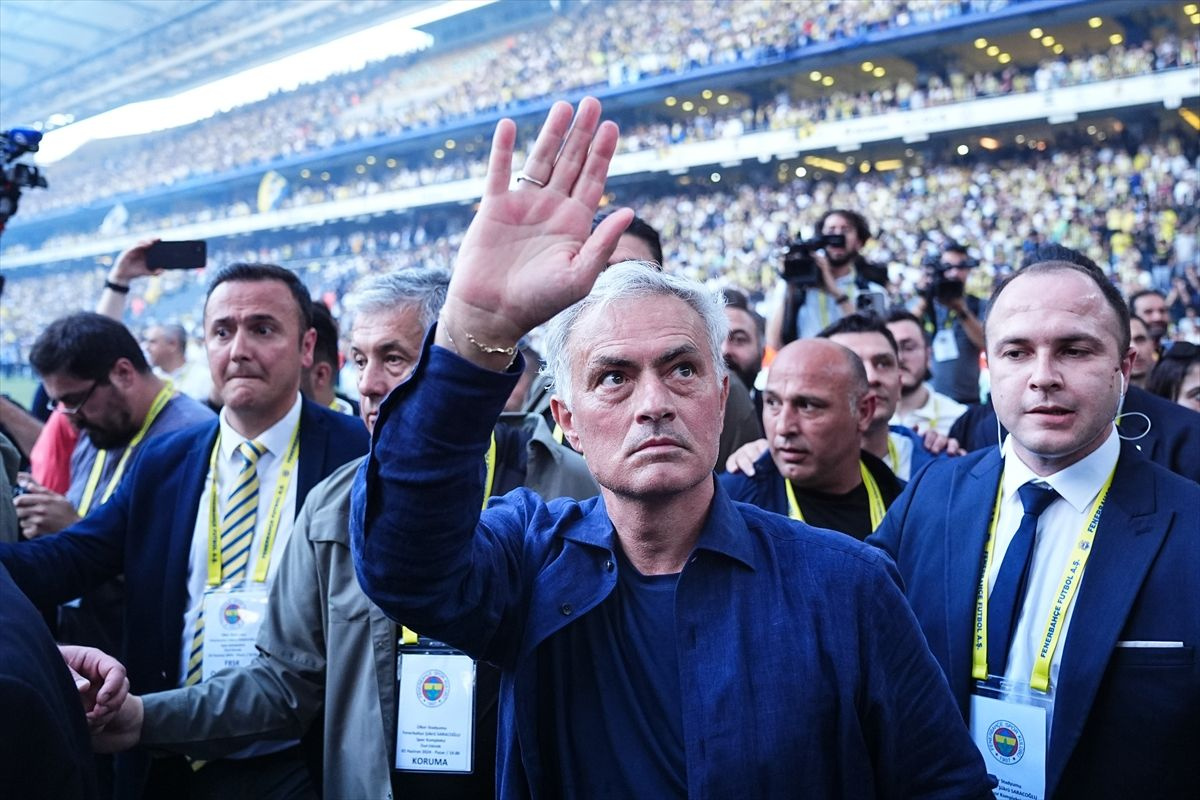 Fenerbahçe'de Jose Mourinho ilk transferini yaptı! Galatasaray'a büyük ters köşe...