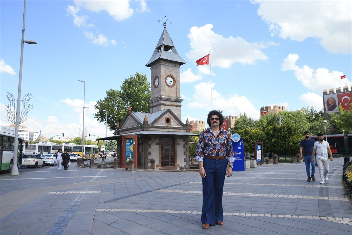 Kayseri'de aşık olduğu kadından karşılık bulamadı 1970'lı yılların kıyafetlerini giyerek teselli oluyor