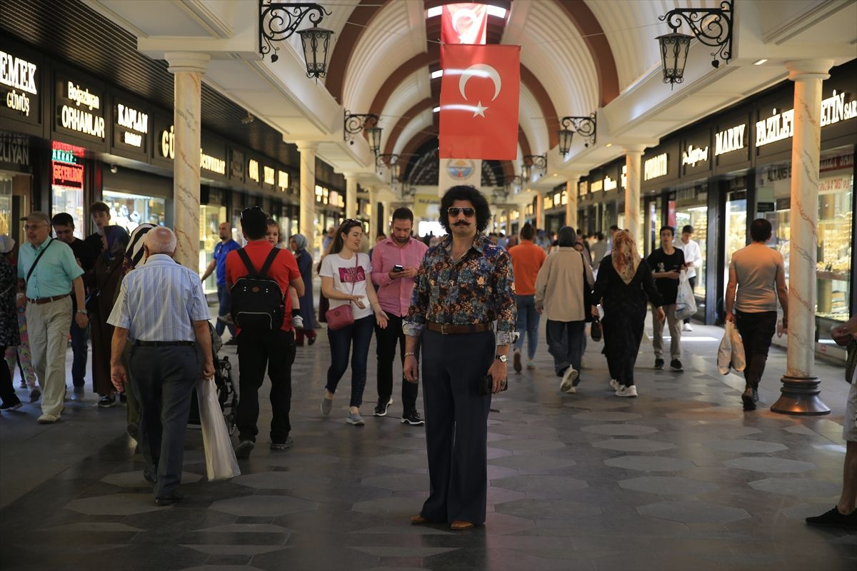 Kayseri'de aşık olduğu kadından karşılık bulamadı 1970'lı yılların kıyafetlerini giyerek teselli oluyor