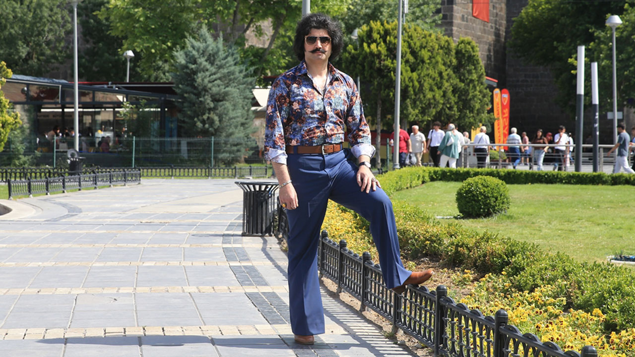 Kayseri'de aşık olduğu kadından karşılık bulamadı 1970'lı yılların kıyafetlerini giyerek teselli oluyor