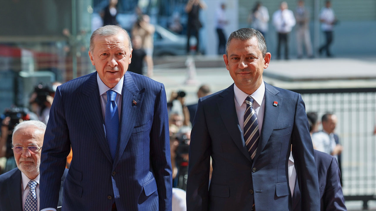 CHP lideri Özgür Özel görüşmenin perde arkasını anlattı! Cumhurbaşkanı Erdoğan'dan üç hediye...