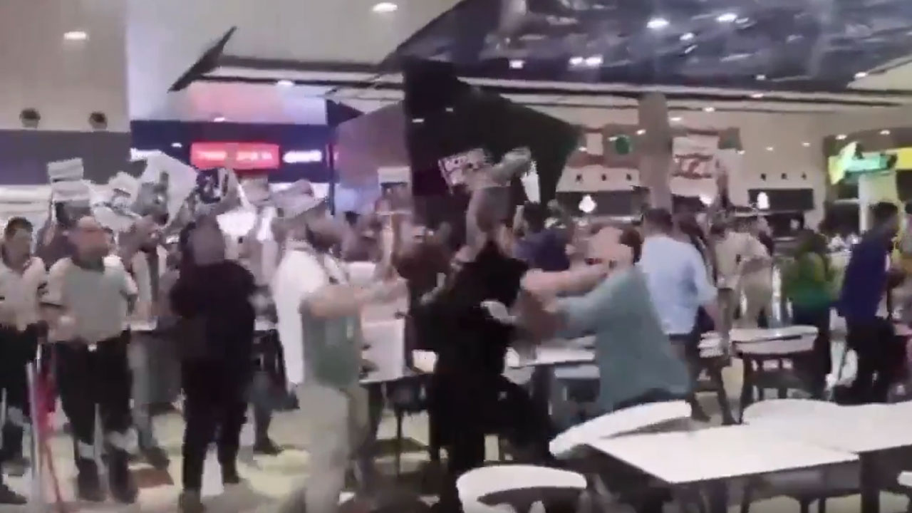 Konya'da Burger King'te İsrail protestosu tekmeler havada uçuştu