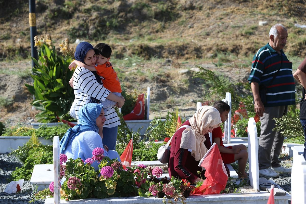 Onlar için bayram buruk geçiyor! Deprem mezarlığına gelenler yaşadıkları acıyı anlattı: Eksiklik hissediyoruz