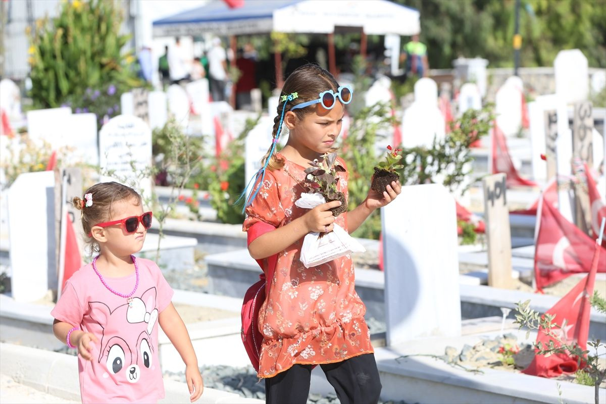 Onlar için bayram buruk geçiyor! Deprem mezarlığına gelenler yaşadıkları acıyı anlattı: Eksiklik hissediyoruz