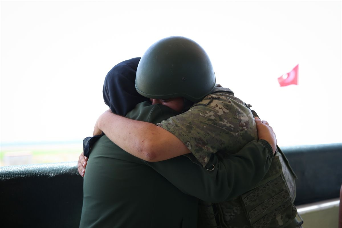 Sınırda nöbet tutan asker, ailesinin sürpriz ziyaretiyle çifte bayram yaşadı