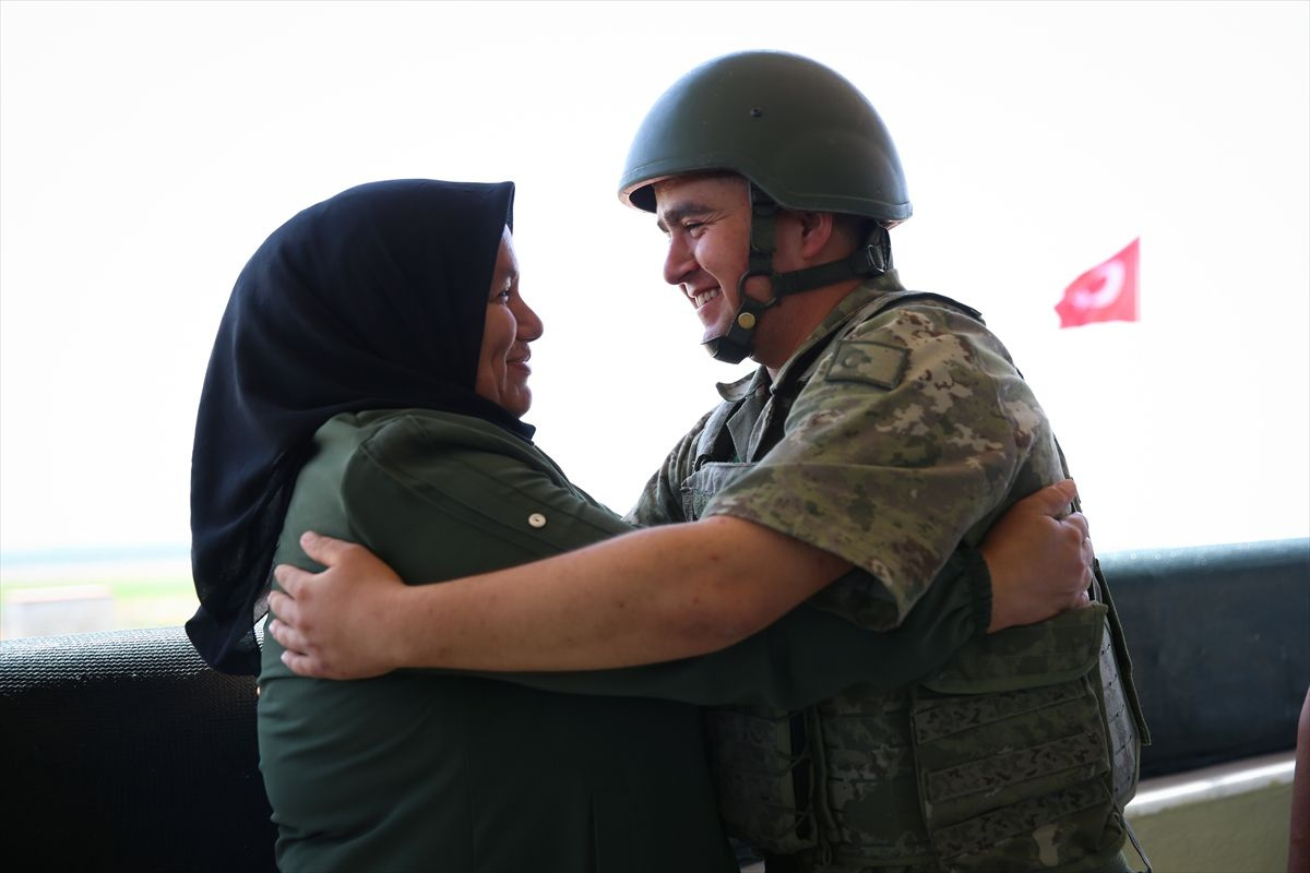 Sınırda nöbet tutan asker, ailesinin sürpriz ziyaretiyle çifte bayram yaşadı