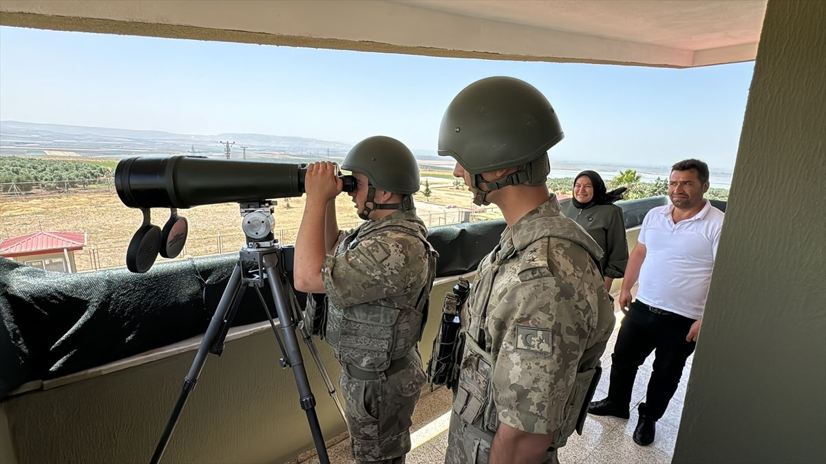 Sınırda nöbet tutan asker, ailesinin sürpriz ziyaretiyle çifte bayram yaşadı