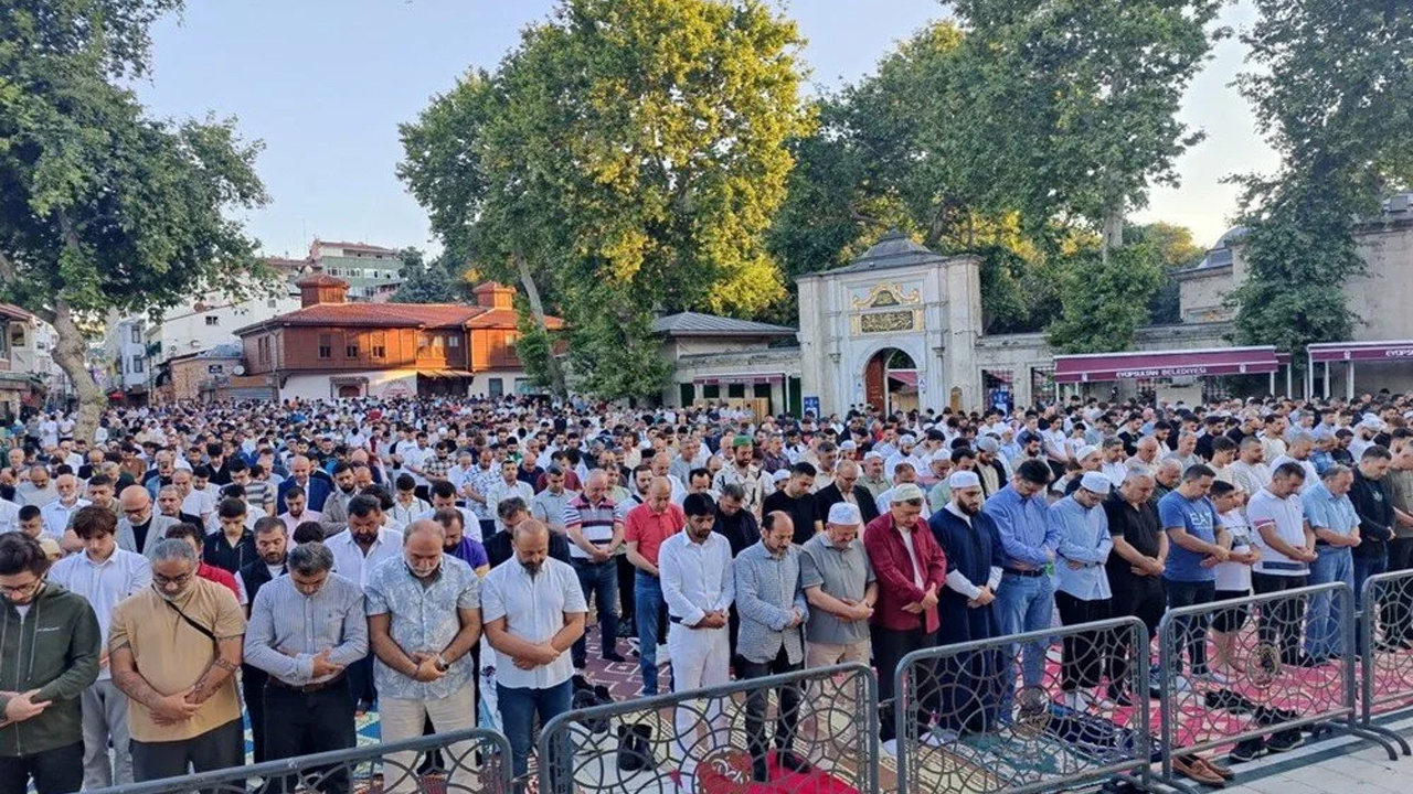 Camilerde bayram coşkusu sabah namazıyla böyle başladı!