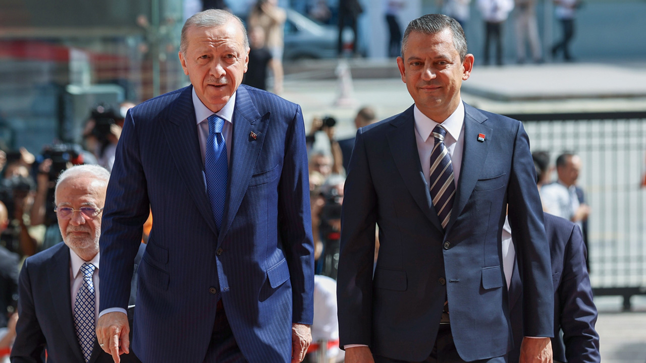 Cumhurbaşkanı Erdoğan, CHP Genel Başkanı Özel ile bayramlaştı