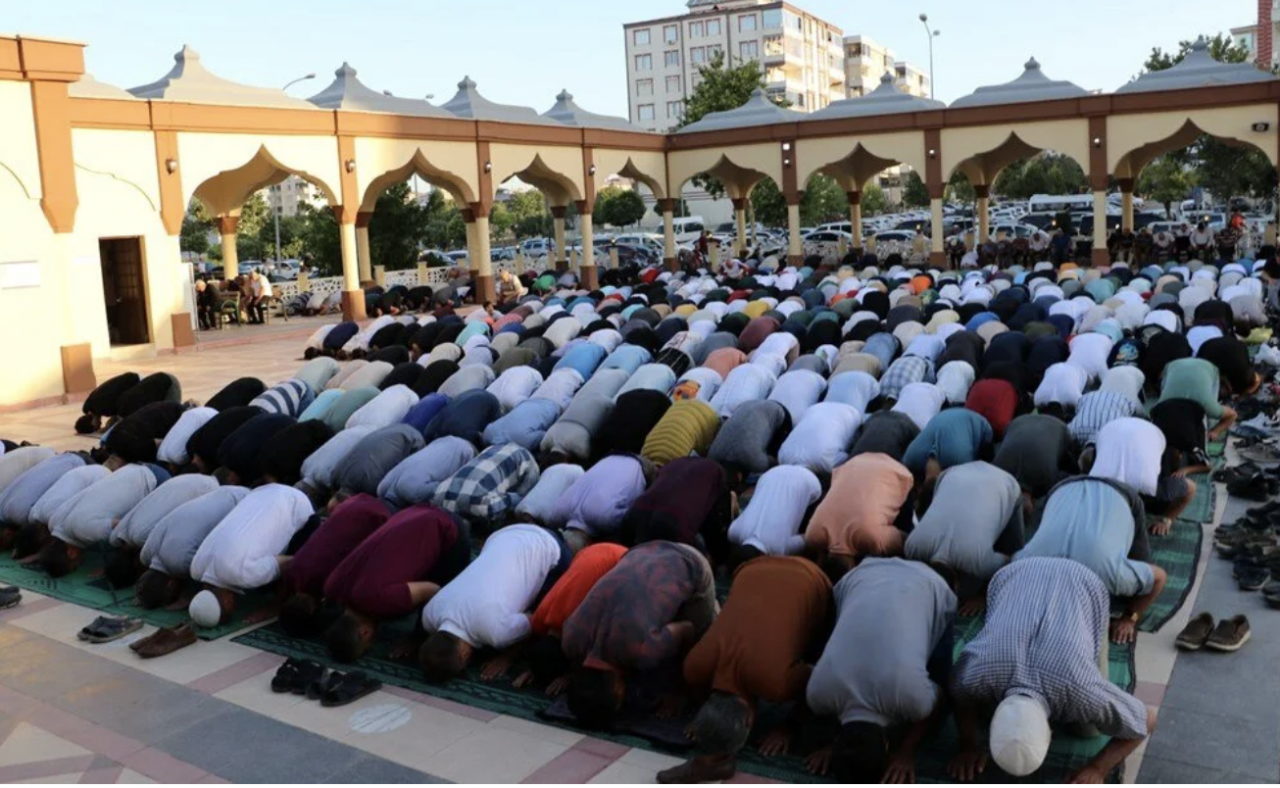 Camilerde bayram coşkusu sabah namazıyla böyle başladı!