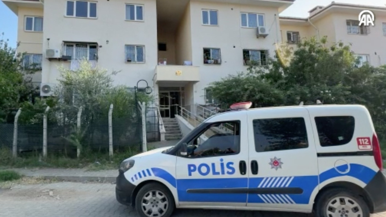 Adana'da apartmanda yangın! Anne ve oğlu öldü, baba yaralandı