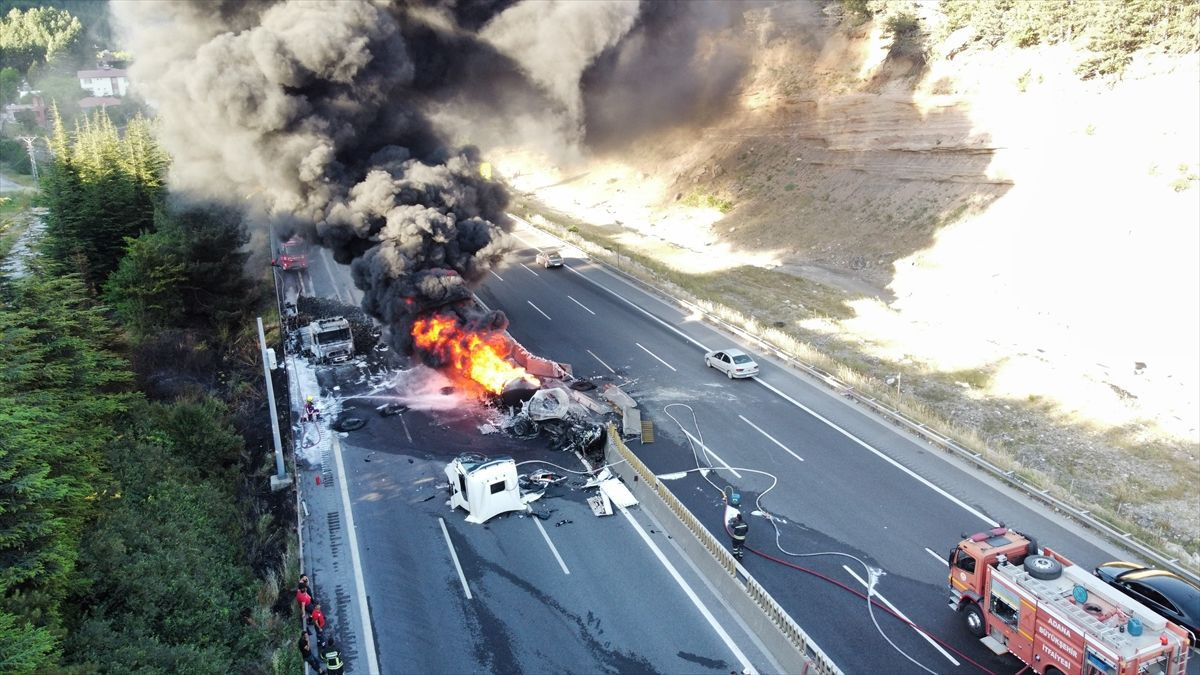 Adana'da iki TIR çarpıştı! Alev alev yanıyor, korkutan görüntüler, otoyol ulaşıma kapatıldı