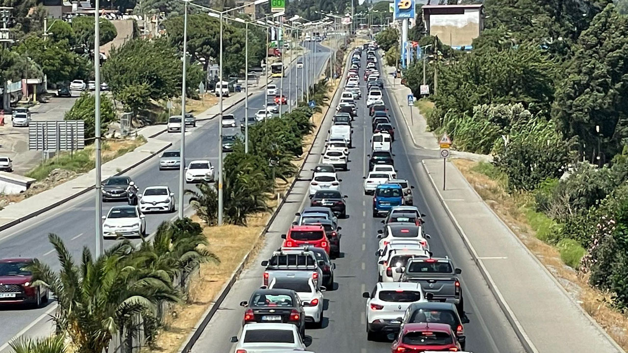 Tatilciler dönüş yolunda! Uzun araç kuyrukları oluştu, trafik durdu