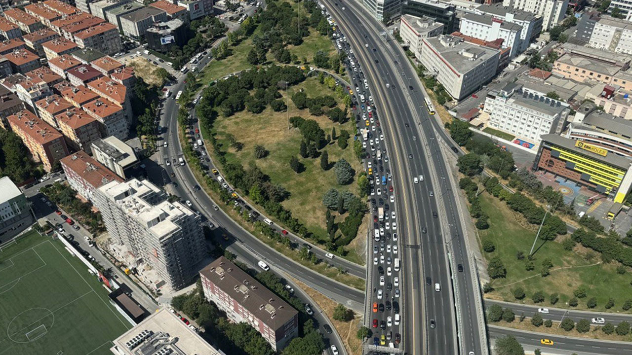 Tatil dönüşü İstanbul'da son durum! Havadan görüntülendi, trafik adım adım ilerliyor