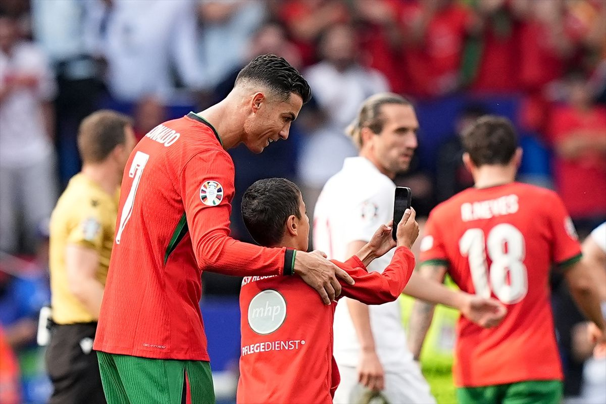 Türkiye Portekiz maçında çok sayıda taraftar Ronaldo ile fotoğraf çektirmek için sahaya girdi