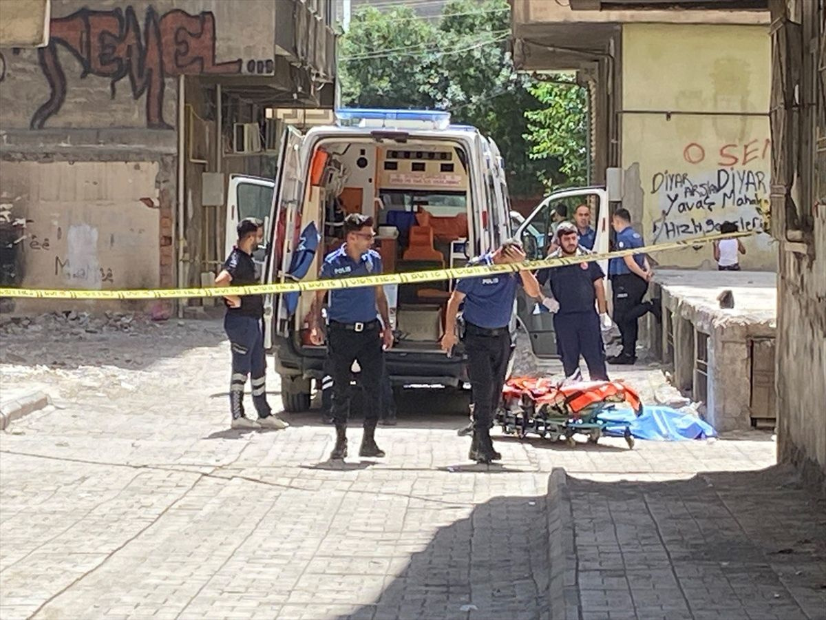 Diyarbakır'da sokakta yürürken silahla başından vurulan kadın öldü