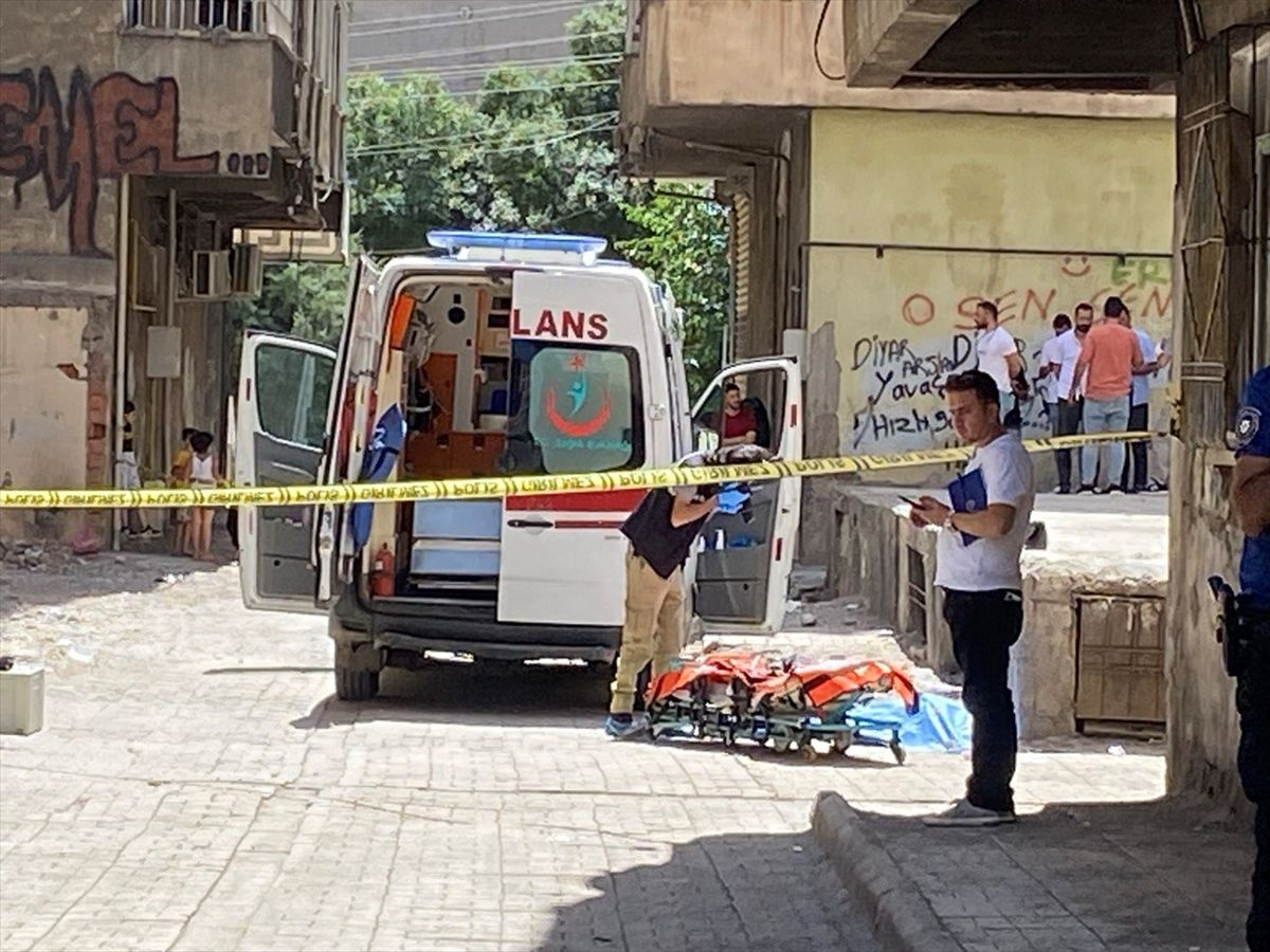 Diyarbakır'da sokakta yürürken silahla başından vurulan kadın öldü