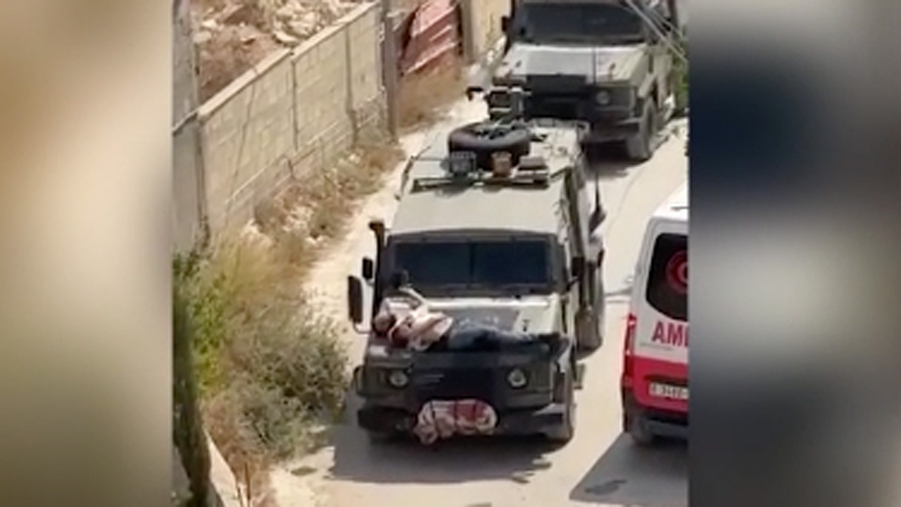 İsrail askerleri yaralı genci, askeri cipin kaputuna bağlayıp aracı sürdü