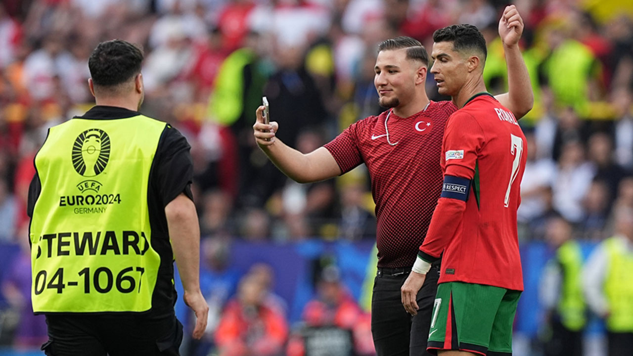 Türkiye Portekiz maçında çok sayıda taraftar Ronaldo ile fotoğraf çektirmek için sahaya girdi