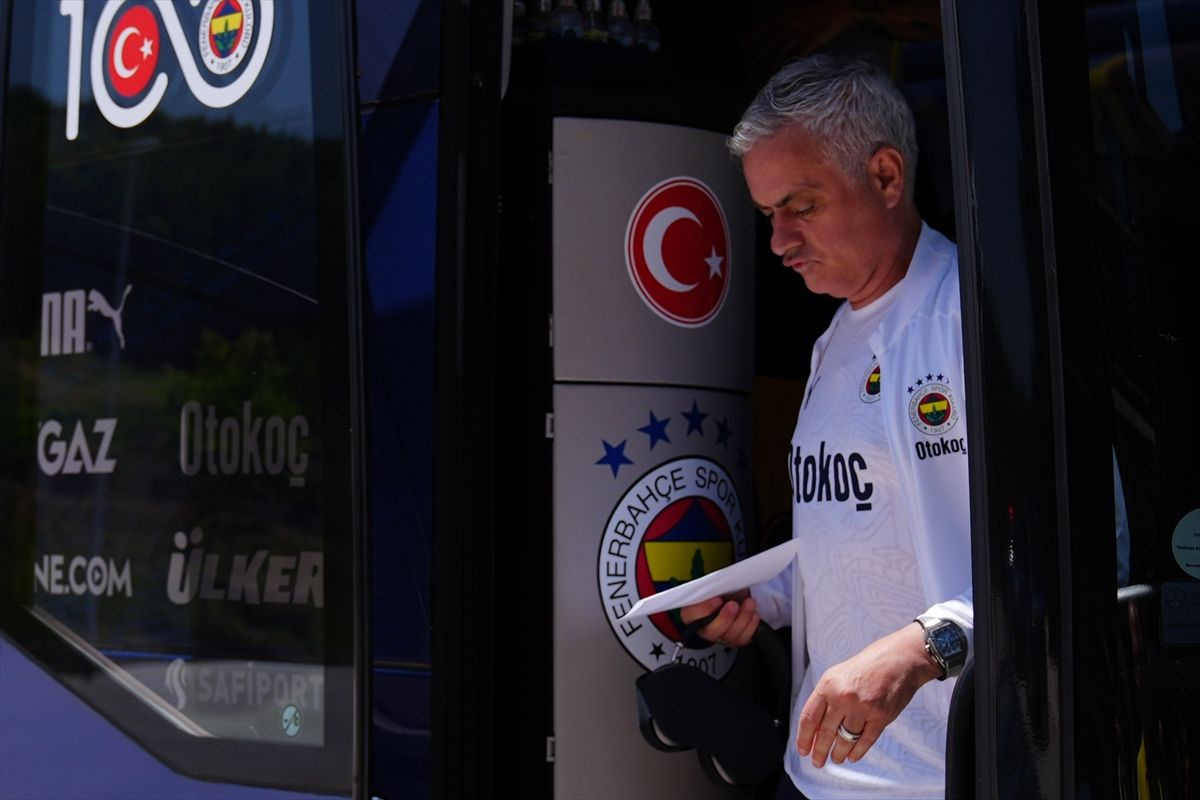 Jose Mourinho ve futbolcular çiçeklerle karşılandı! Sezonun ilk idmanı, Fenerbahçe kafilesi Düzce'de...