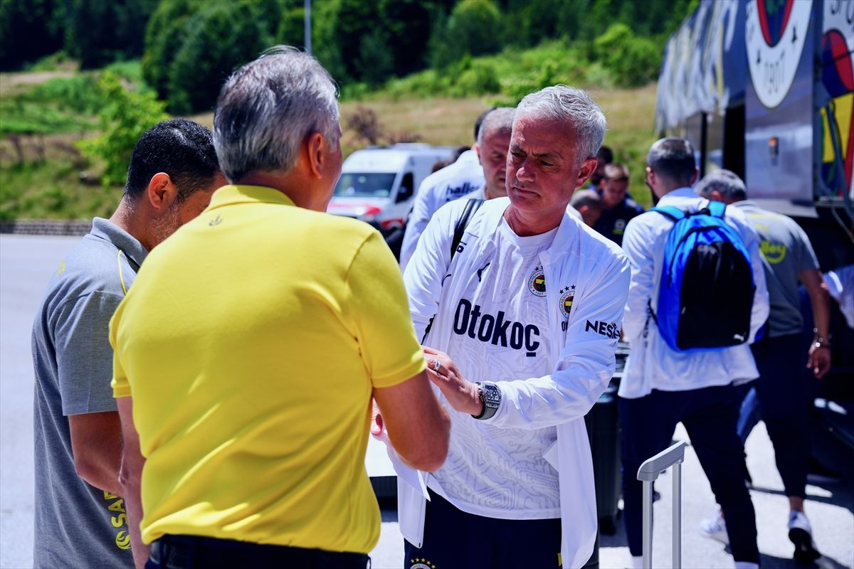 Jose Mourinho ve futbolcular çiçeklerle karşılandı! Sezonun ilk idmanı, Fenerbahçe kafilesi Düzce'de...