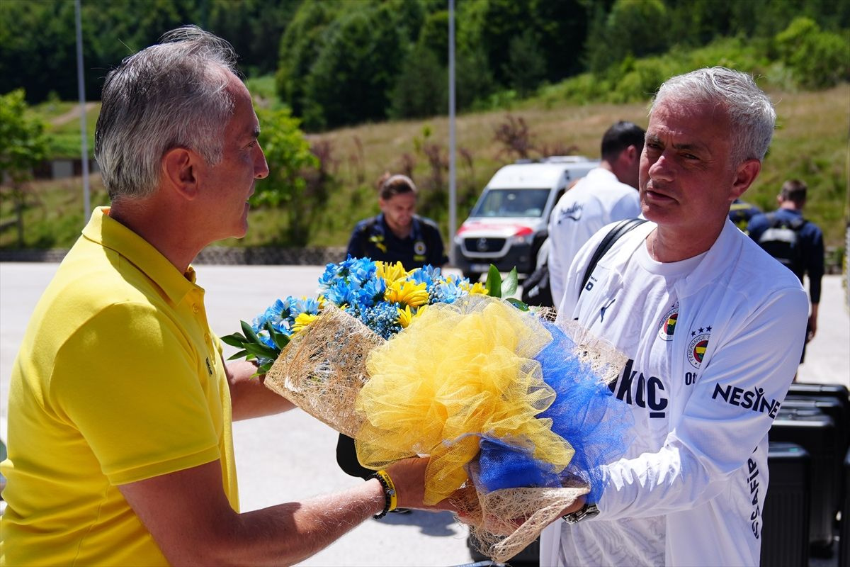 Jose Mourinho ve futbolcular çiçeklerle karşılandı! Sezonun ilk idmanı, Fenerbahçe kafilesi Düzce'de...