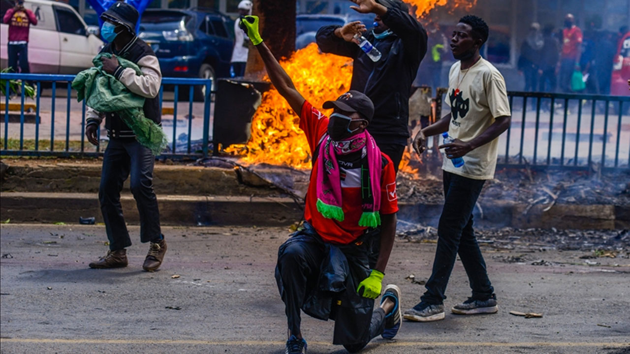 Kenya'da vergi artışlarını protesto eden eylemciler parlamentoyu bastı en az 10 kişi öldü