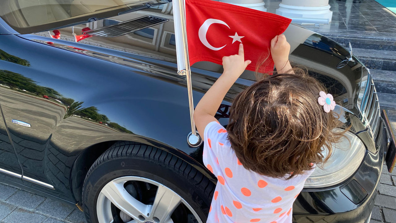 Düzce'de 2 küçük kardeş, makam aracındaki Türk bayrağını böyle öptü