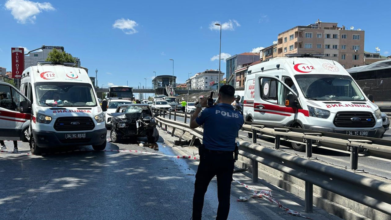 Avcılar'da otomobil kaldırımdaki yayalara çarptı!