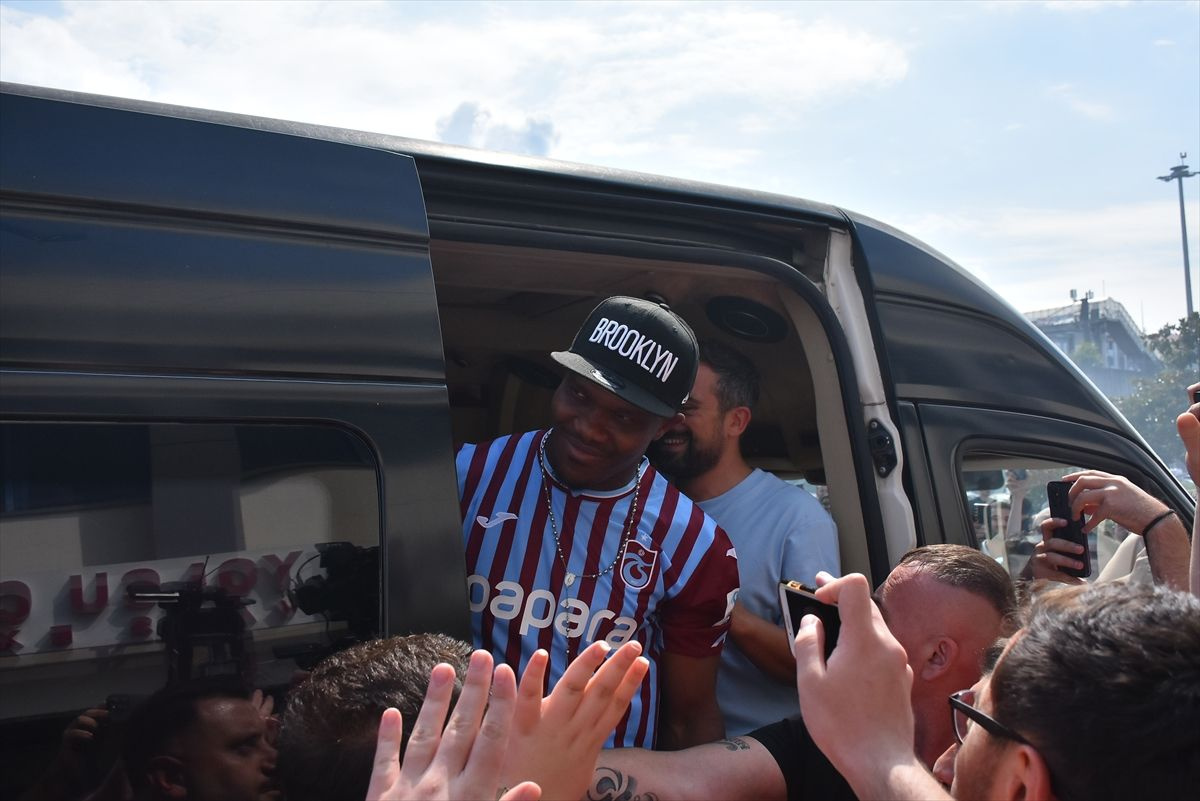 Nwakaeme Trabzon'a geldi, taraftarlar coşkuyla karşıladı