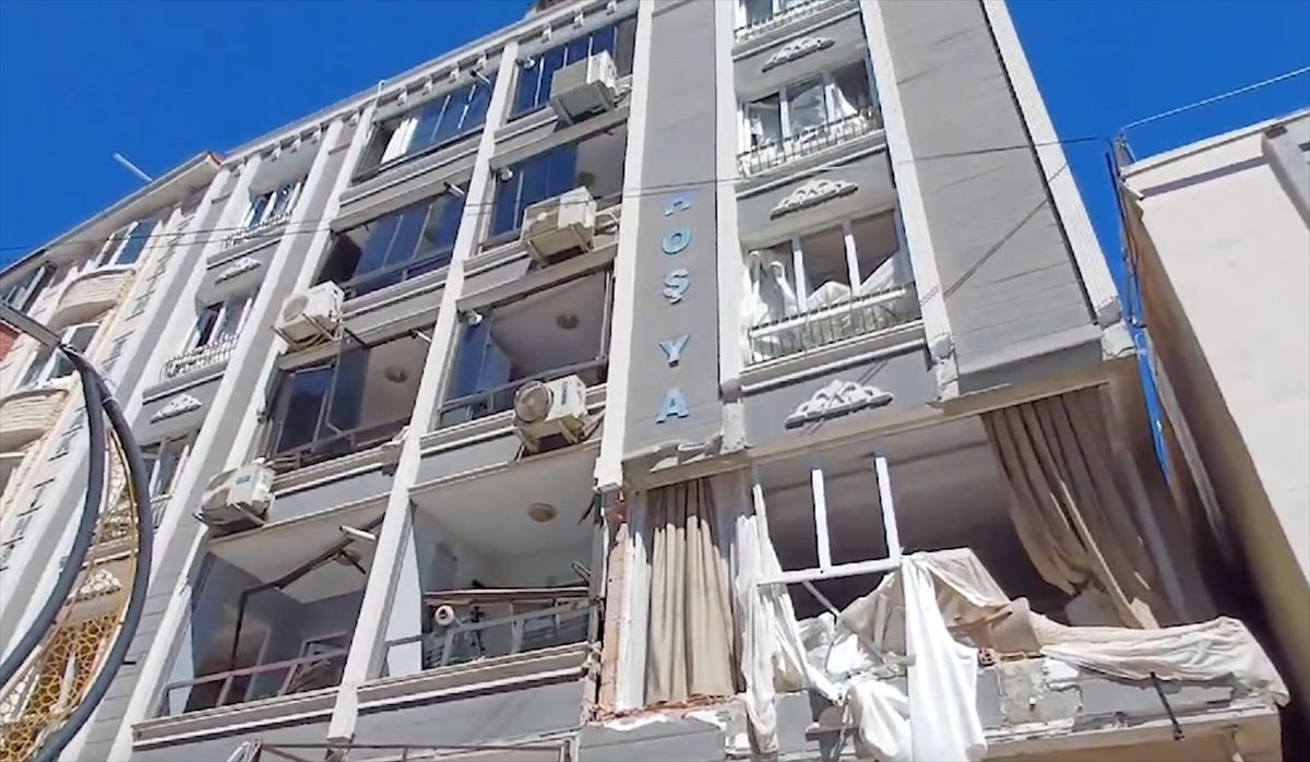 İzmir'de bir restoranda patlama oldu, ortalık savaş alanına döndü! Ölü ve yaralılar var