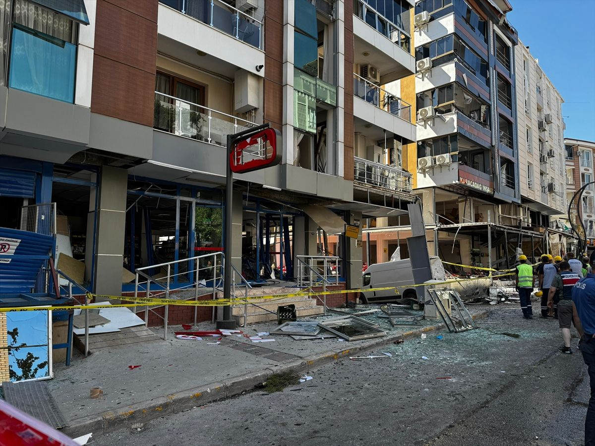 İzmir'de bir restoranda patlama oldu, ortalık savaş alanına döndü! Ölü ve yaralılar var