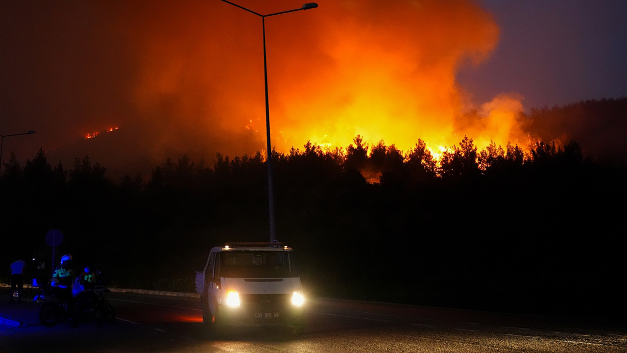 İzmir'deki orman yangınları kontrol altına alındı! Acı bilançoyu Bakan Yumaklı açıkladı